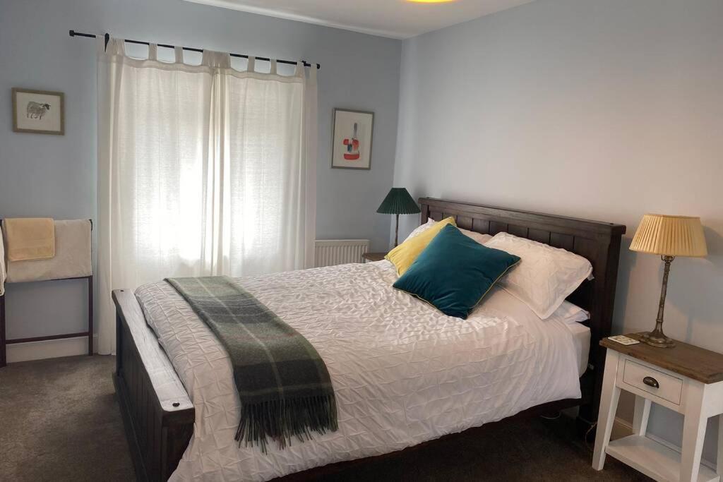 2X King Bedrooms, Private Living Room & Bathroom Thornhill  Экстерьер фото